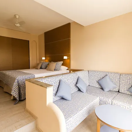 리조트 Robinson Esquinzo Playa